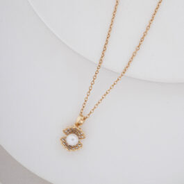 COLLAR DE ACERO DORADO CON OSTRA Y STRASS