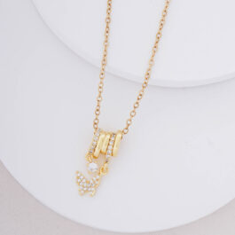 COLLAR ACERO DORADO Y SIMULACION DE DONA C/DIJE DE MARIPOSA