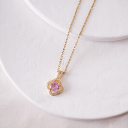 COLLAR C/CADENA DE ACERO DORADO Y TREBOL MULTI-STRASS ROSA