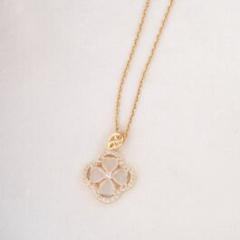 COLLAR C/CADENA DE ACERO DORADO Y TREBOL MULTI-STRASS