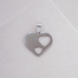 DIJE DE ACERO CORAZON CALADO EN DOS CORAZONES