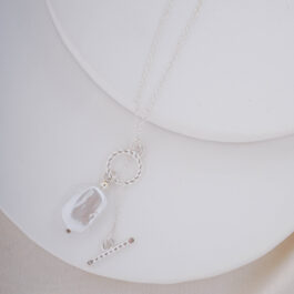 CORBATERO DE ACERO BLANCO CON PIEDRA TIPO PERLA