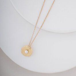 COLLAR ACERO DORADO C/ DIJE CIRCULO FACETADO Y PERLITA