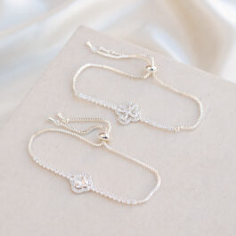 PULSERA BLANCA TREBOL MULTI ESTRAS C/CIERRE TIPO CORBATERO