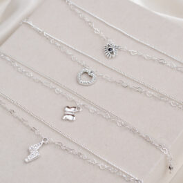 PULSERA DE ACERO BLANCO DOBLE CADENA C/DIJE DE STRAS VARIOS