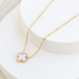 COLLAR DE ACERO DORADO CON UN TREBOL BLANCO