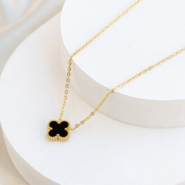 COLLAR DE ACERO DORADO CON UN TREBOL NEGRO