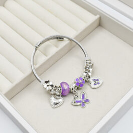 PULSERA TIPO PANDORA PLATEADA C/ MARIPOSA LILA Y CORAZON CON GUARDA
