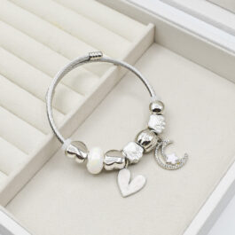 PULSERA TIPO PANDORA PLATEADA C/ CORAZON BLANCO Y LUNA CON ESTRELLITA