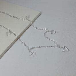 COLLAR DE ACERO BLANCO C/5 CIRCULOS O TRIANGULOS CALADOS