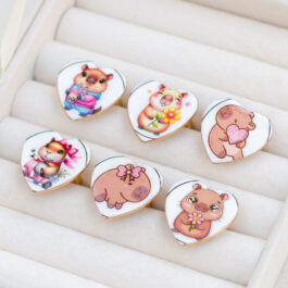 ANILLO DE ACERO DORADO DE CORAZON C/CAPIBARA