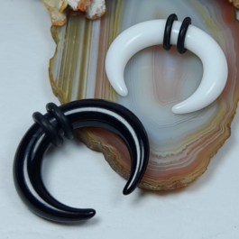 CUERNO EXPANSOR DE ACRILICO C/CAUCHO  NEGRO Y BLANCO