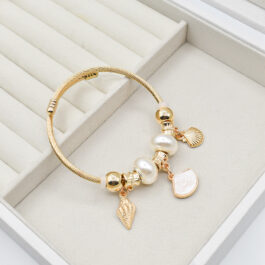 PULSERA DORADA PANDORA ABIERTA C/ OSTRA BLANCA Y CARACOLITO