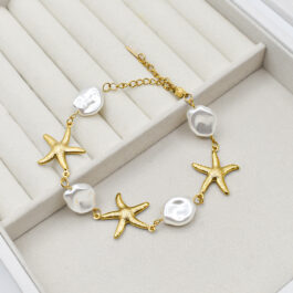 PULSERA DE ACERO DORADO CON 3 PERLAS Y 3 ESTRELLAS DE MAR