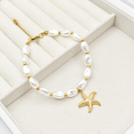 PULSERA DE ACERO DORADO C/ PERLAS  Y DIJE ESTRELLA DE MAR