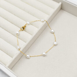 PULSERA DE ACERO DORADO FINA C/CORAZONES DE PERLA