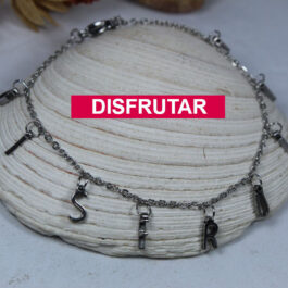 PULSERA DE ACERO DIJES COLGANDO FORMANDO UNA FRASE
