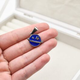 DIJE DE ACERO PLANETA ESMALTADO