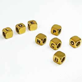 DIJE DE ACERO DORADO LETRA CUBITO