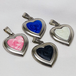 DIJE DE ACERO CORAZÓN C/ ESMALTE EN FORMA DE CORAZÓN