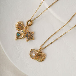 COLLAR DE ACERO DORADO CON OSTRA Y STRASS