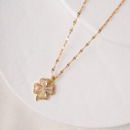 COLLAR DE ACERO DORADO C/TREBOL MULTI-STRASS