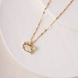 COLLAR C/CADENA DE ACERO DORADO Y DIJE NUBE DE NACAR Y STRAS