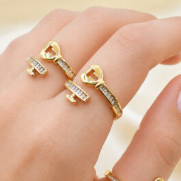 ANILLO DORADO CRUZADO C/ CANDADO Y LLAVE C/CUBIC X3