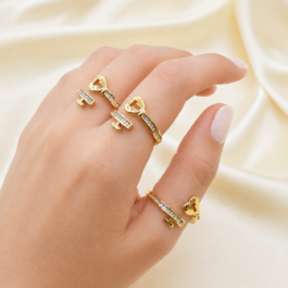 ANILLO DORADO CRUZADO C/ CANDADO Y LLAVE C/CUBIC X3