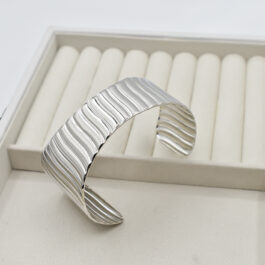 ESCLAVA DE ACERO ABIERTA ANCHA LINEAS VERTICALES