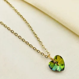 COLLAR DE ACERO DORADO C/DIJE CRISTAL SWAROSVKY VERDE AMARILLO