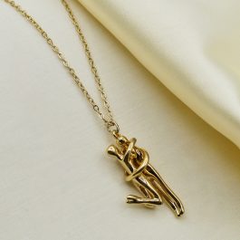 COLLAR DE ACERO DORADO ABRAZO PAREJA SALTANDO