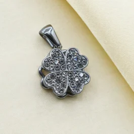 DIJE PLATEADO GIRATORIO (ANTI STRESS) MODELO TREBOL CON STRASS