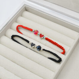 PULSERA PARA COMPARTIR DE MACRAME ROJA Y NEGRA CON CORAZON