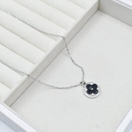 COLLAR DE ACERO TREBOL NEGRO C/STRASS