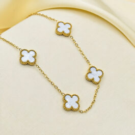 COLLAR DE ACERO DORADO 5 TREBOL BLANCOS