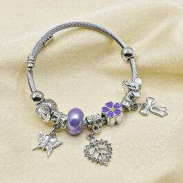 PULSERA TIPO PANDORA DETALLE LILAS, MOÑO Y MARIPOSA
