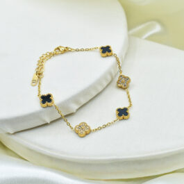 PULSERA DE ACERO DORADO TREBOL NEGRO C/ MICROPAVE TREBOL GRANDE