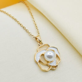 COLLAR  DORADO FLOR ESMALTADO C/ PERLA EN MEDIO DISEÑO CALADO
