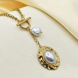 COLLAR DE ACERO DORADO C/ CIERRE TIMON Y DETALLES EN PERLAS