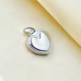 DIJE DE ACERO BLANCO CORAZON CON BORDE PUNTILLOSO
