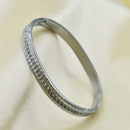 ESCLAVA DE ACERO ANCHA C/ 1 HILERA DE STRASS Y LABRADO