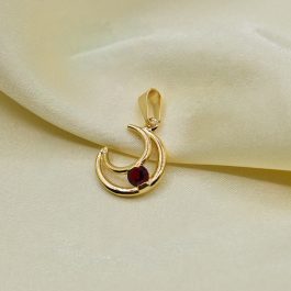 DIJE DORADO CON FORMA DE LUNA C/CUBIC DE COLOR ROJO