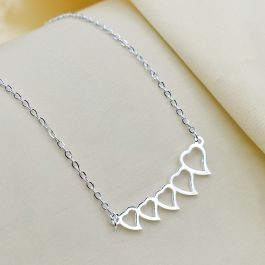 COLLAR DE ACERO BLANCO 5 CORAZONES CALADOS