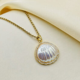 COLLAR DE ACERO DORADO OSTRA C/PERLA YSTRASS