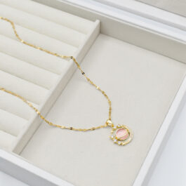 COLLAR DE ACERO DORADO CON PLANETA ROSA Y STRASS