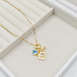 COLLAR DE ACERO DORADO CON DIJES DE VIAJE