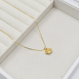 COLLAR DE ACERO DORADO CON DIJE DE HUELLITA