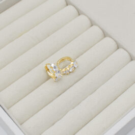 ARGOLLA DE ACERO DORADO CON 4 CUBICS