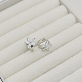 ARGOLLA DE ACERO PLATEADO FLOR DE 5 CUBICS